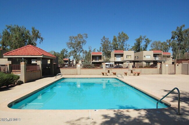 Building Photo - 2807 E Paradise Ln