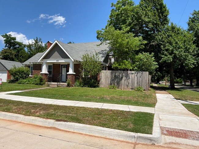 Building Photo - Cute 2 bedroom, 1 bathroom house located n...
