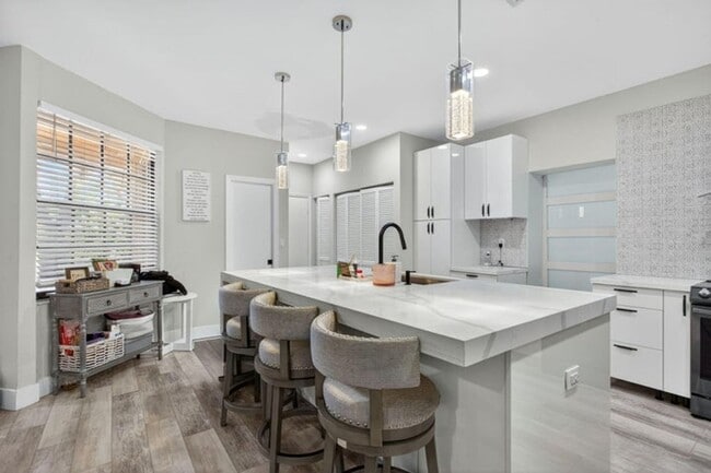Building Photo - 11910 Glenmore Dr