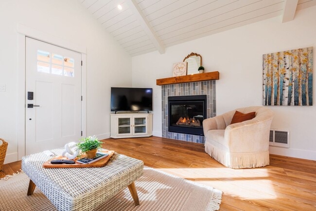 Building Photo - Beautifully remodeled bungalow