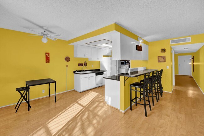 Building Photo - PARTIALLY FURNISHED 3 BEDROOM TOWNHOME NEAR CHINATOWN & STRIP