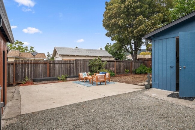 Building Photo - 6900 Thornhill Dr