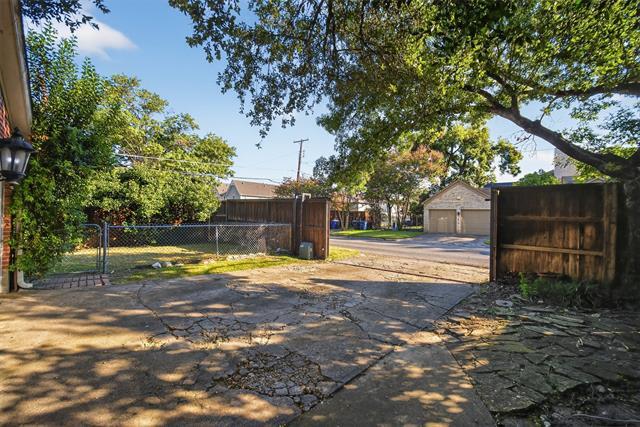 Building Photo - 6815 Kenwood Ave