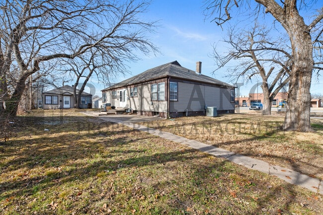 Building Photo - 1125 W 16th St N