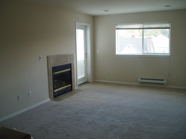 Bedroom - Eagle Ridge Plaza