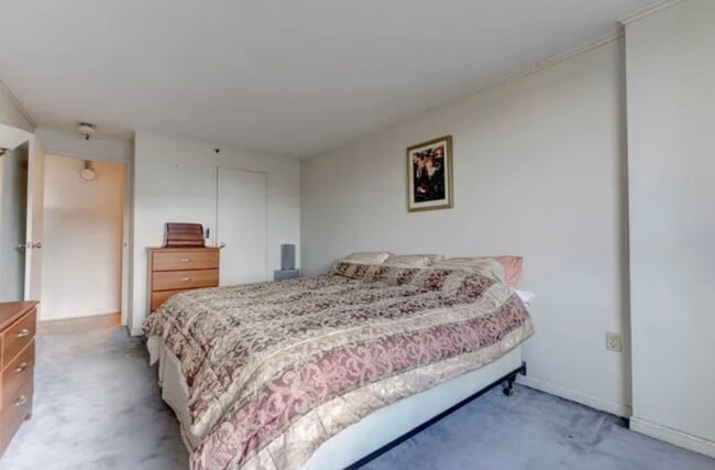 Building Photo - 100 Wells St