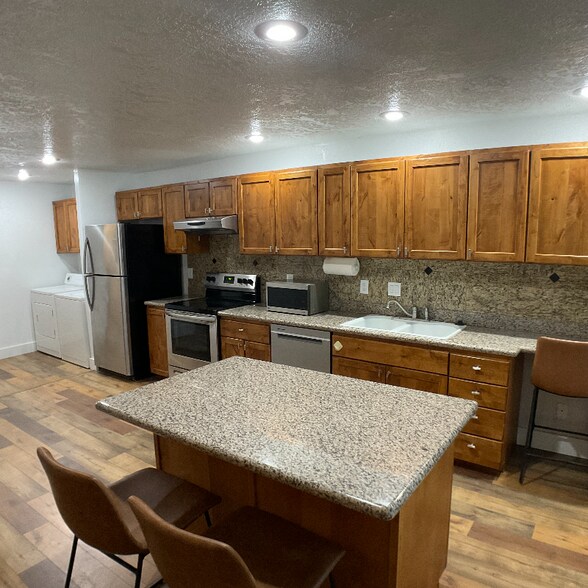 Building Photo - 733 E Warm Springs Ave