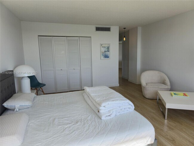 Building Photo - 9250 W Bay Harbor Dr