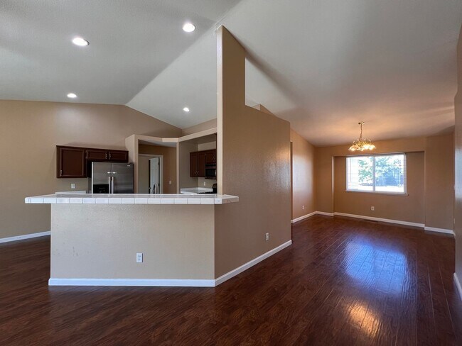 Building Photo - 221 Endeavor Ln