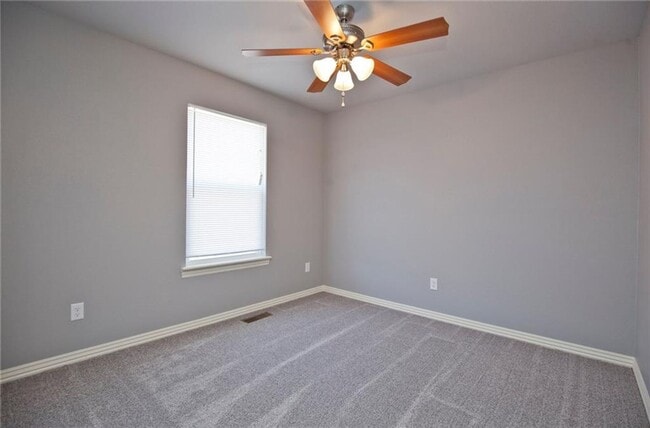 Building Photo - 4 Bed 4.5 Bath Townhouse just mins away from the University!