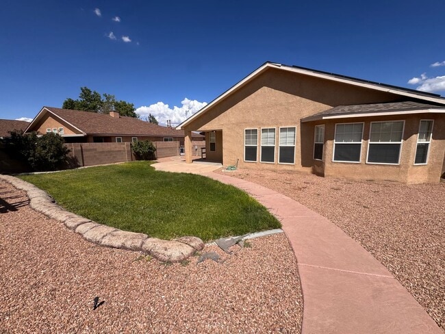 Building Photo - 9701 Tapatio Dr NW
