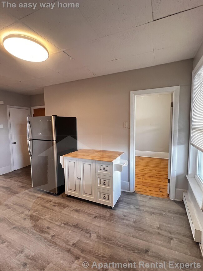 Building Photo - 9 School St