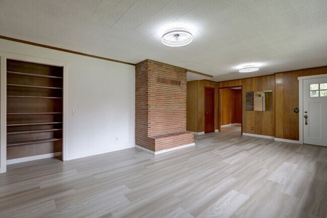 Building Photo - Large Renton Highlands Rambler with Grand ...
