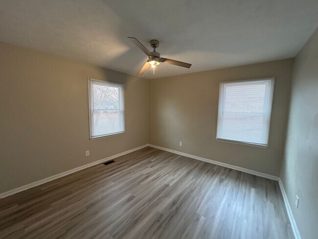 Building Photo - NEW LISTING!!!!!