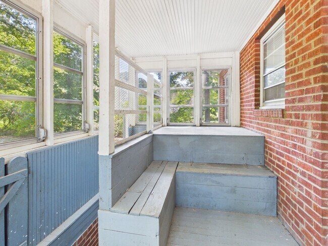 Building Photo - 2253 Brookwood Rd