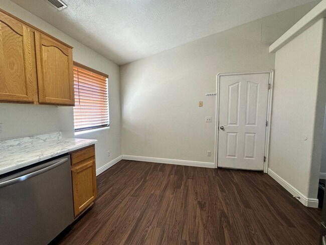 Building Photo - Move-In Bonus!!! 3 bedroom - 2 bath - located in Enoch