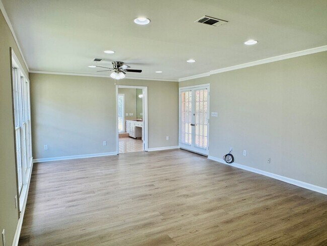 Building Photo - Room to Roam, Comfort to Stay — This Updat...
