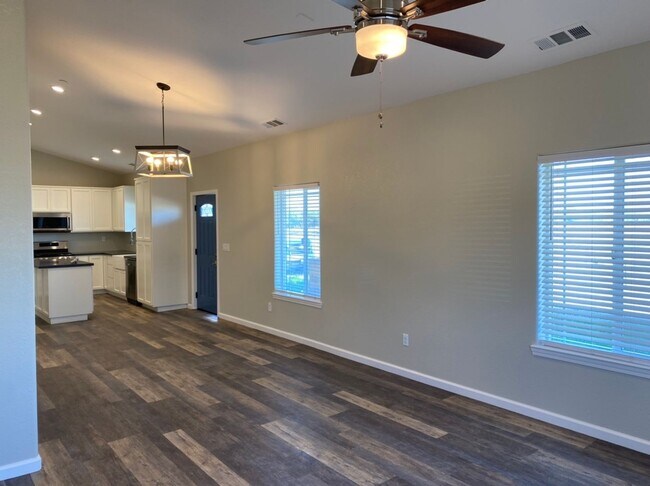 Building Photo - Country property located in Hilmar!