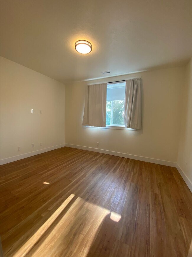 Building Photo - Mead School District-Upper unit Duplex 3 beds,2 bath Available June 10th