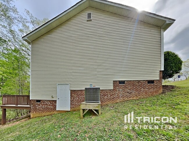 Building Photo - 3012 Brittany Dr