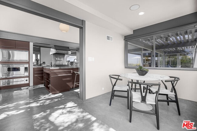 Building Photo - 9892 Beverly Grove Dr