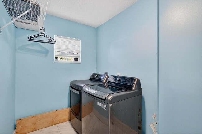 Building Photo - 1121 SW Ivanhoe St