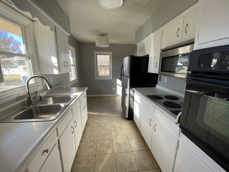 Building Photo - 2761 Skeies Dr