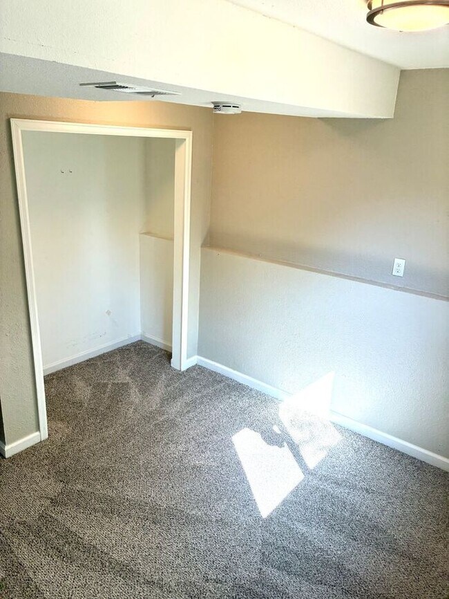 Building Photo - 3 Bedroom Home with Large Yard