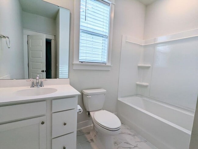 Building Photo - Beautiful 4 Bedroom Home Located on John's...