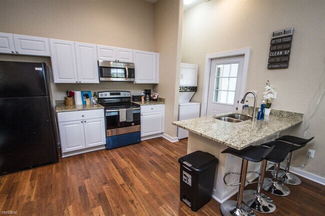 Building Photo - 121 Douglas Way St