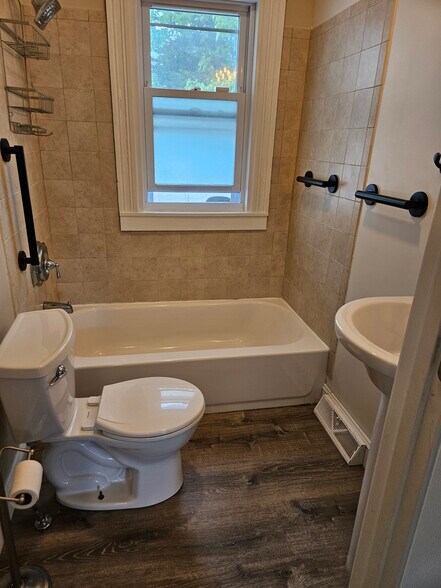 Building Photo - 15 Warsaw Ave