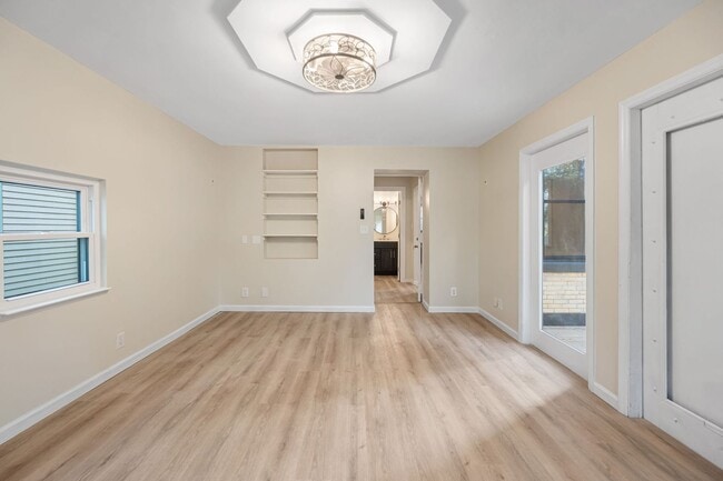 Building Photo - NORTHSIDE RARE GEM - FULLY RENOVATED 5+ BE...