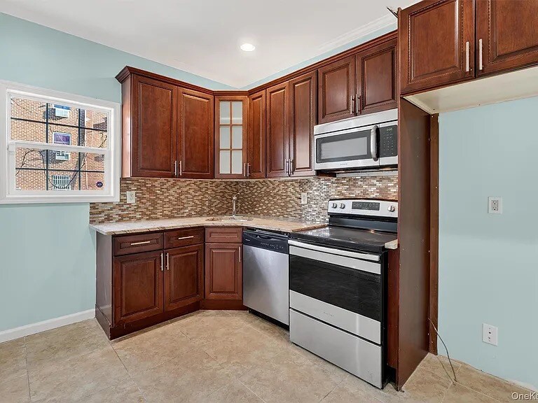 Building Photo - 636 Throgs Neck Expy