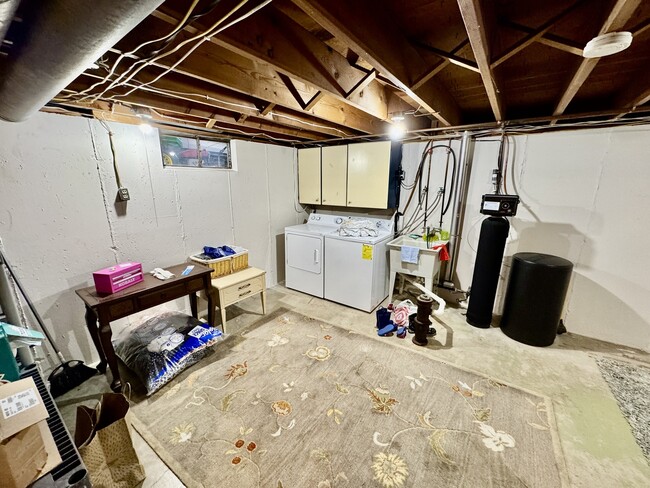 Building Photo - 325 Kishwaukee Dr