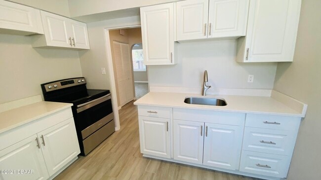 Building Photo - 914 N Wild Olive Ave