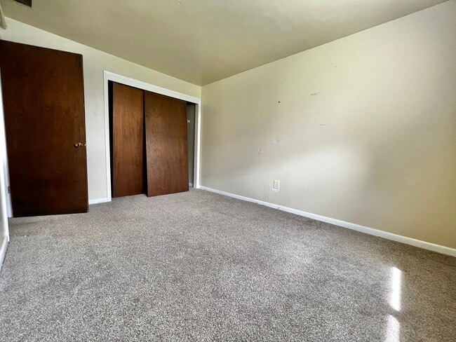 Building Photo - **Charming 2-Bedroom Downstairs Unit in Pr...
