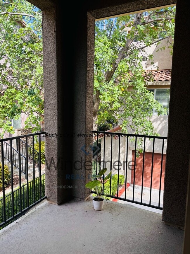 Building Photo - Stylish & Spacious 2 bedroom-/1 bath Condo in Astoria at Gateway Oaks!