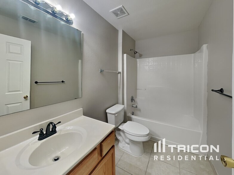 Building Photo - 12610 Lake Vista Dr