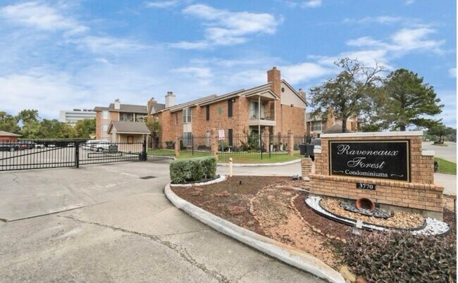 Building Photo - 3770 Lovers Wood Ln