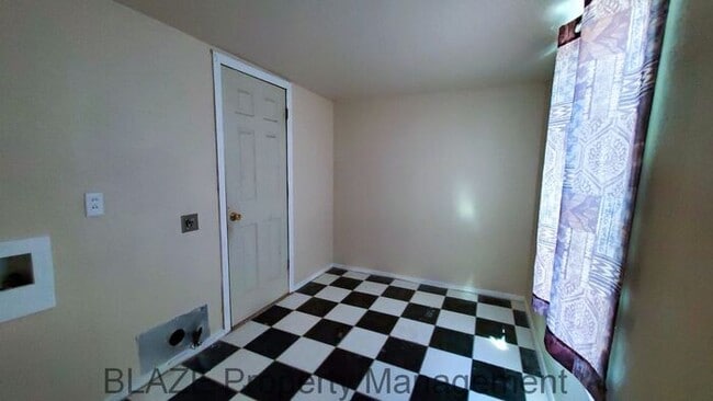 Building Photo - 2 Bedroom in Lawndale
