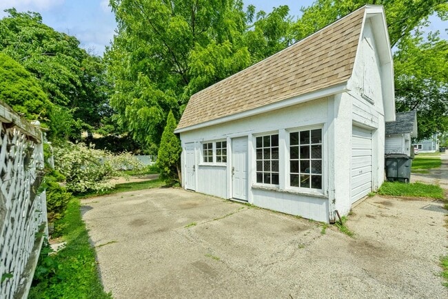 Building Photo - 921 Dodge St