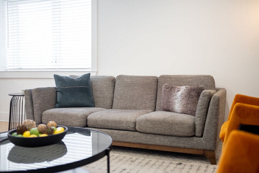 Building Photo - 1136 Crescent Ave NE