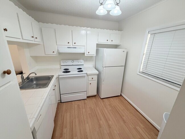 Building Photo - 9230 Lagoon Pl