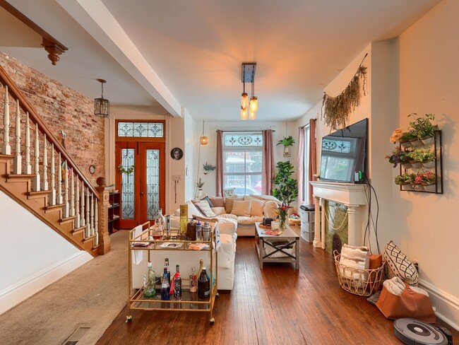 Building Photo - Large Updated 4 BR Home!