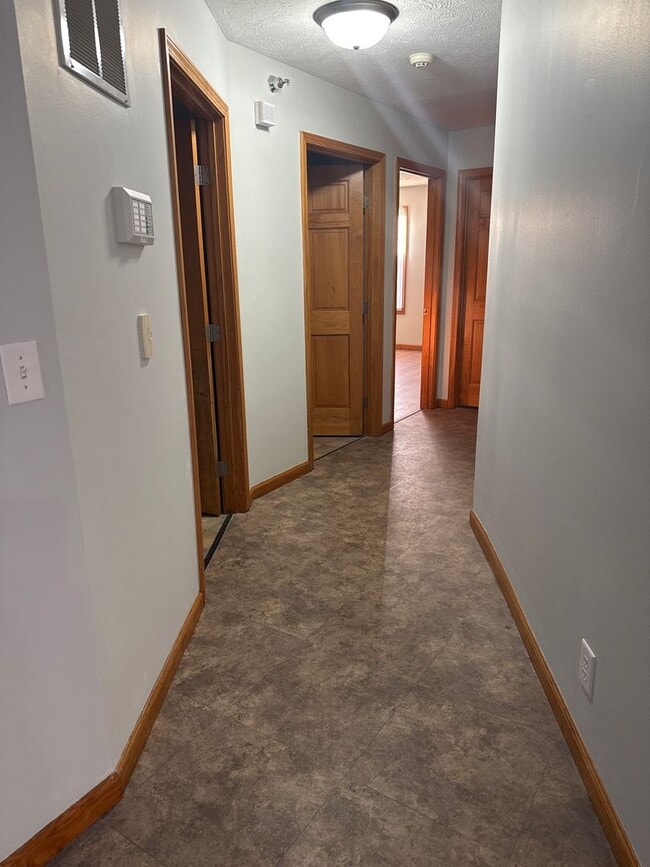 Building Photo - Newly renovated west side duplex with full basement!