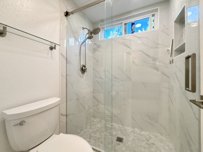 Building Photo - 5 Cll Rienda