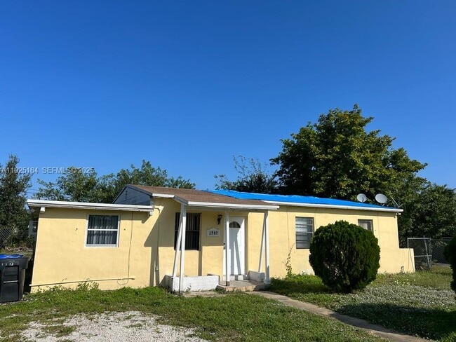 Building Photo - 1707 NW 14th Ct