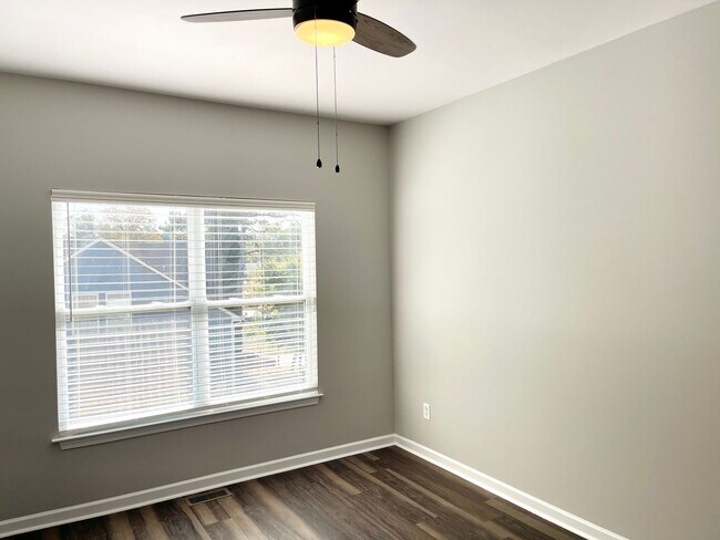 Building Photo - Welcome to this stunning 3-bedroom, 3-bathroom townhome located in the vibrant city of Atlanta, GA.