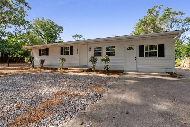 Building Photo - 852 N May St