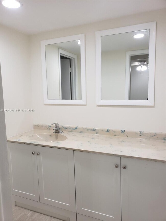 Building Photo - 4850 SW 63rd Terrace